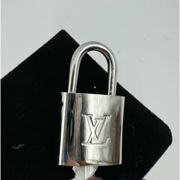 Louis Vuitton - super shiny brand new silver rare Lock and key #448 - Picture 5 of 7
